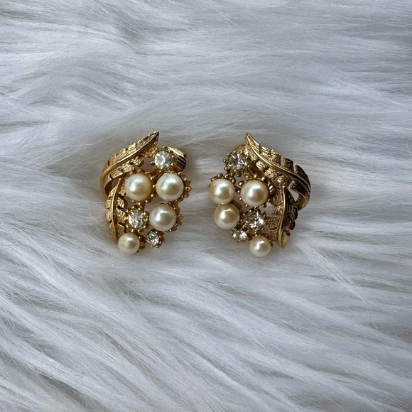 Vintage 1” Statement Clip On Gold-Tone Pearl Rhinestone Costume Earrings - Picture 2 of 3